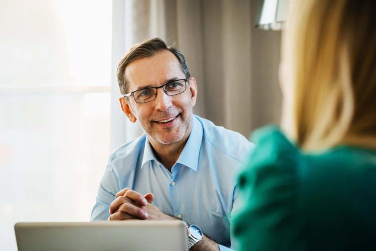 Man under ett rådgivningssamtal